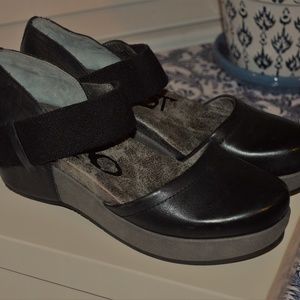 OTBT Black Closed Toe Leather Wedge Size 9